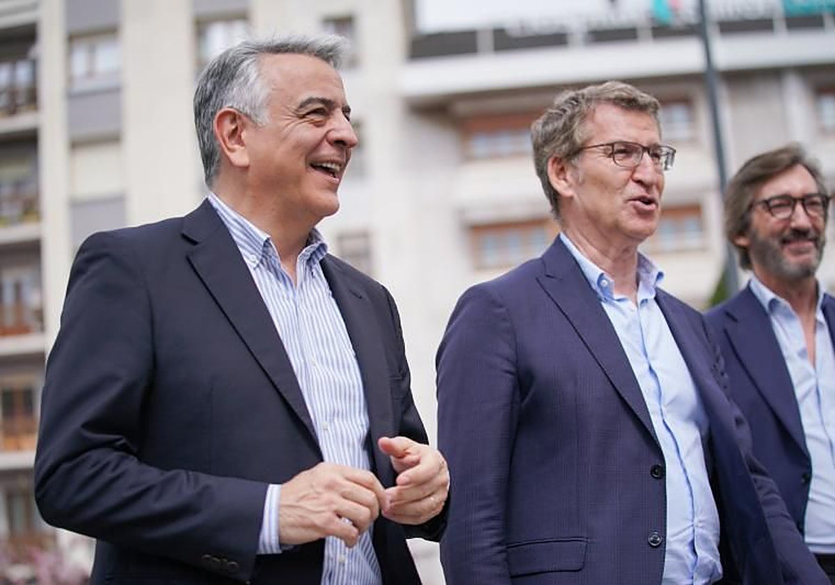 El candidato vasco, Javier de Andrés, Alberto Núñez Feijóo y el presidente del PP de Álava, Iñaki Oyarzábal, este lunes en Vitoria