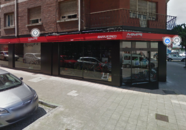 Alunizaje con un autobús contra una tienda en Avilés para robar dos bicicletas