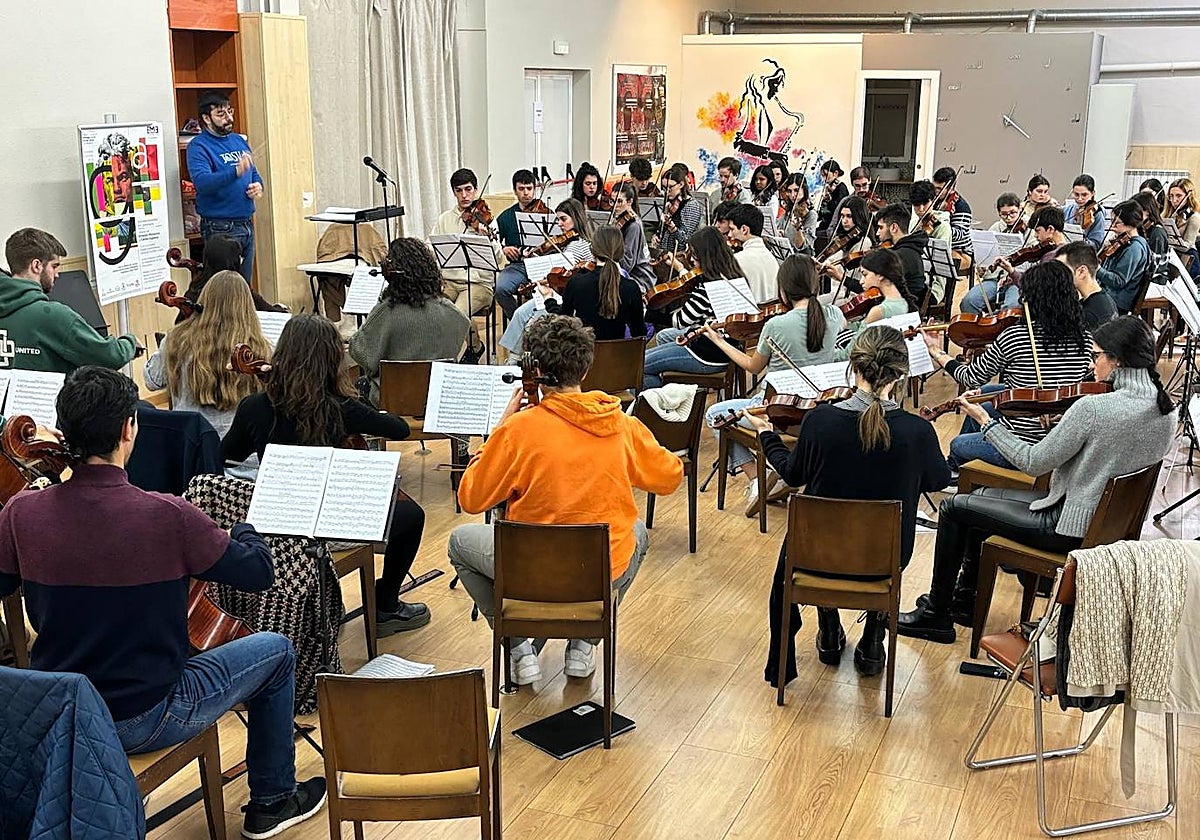 Músicos de la Josva, este domingo durante uno de sus ensayos en la sala cultural Antonio Salieri