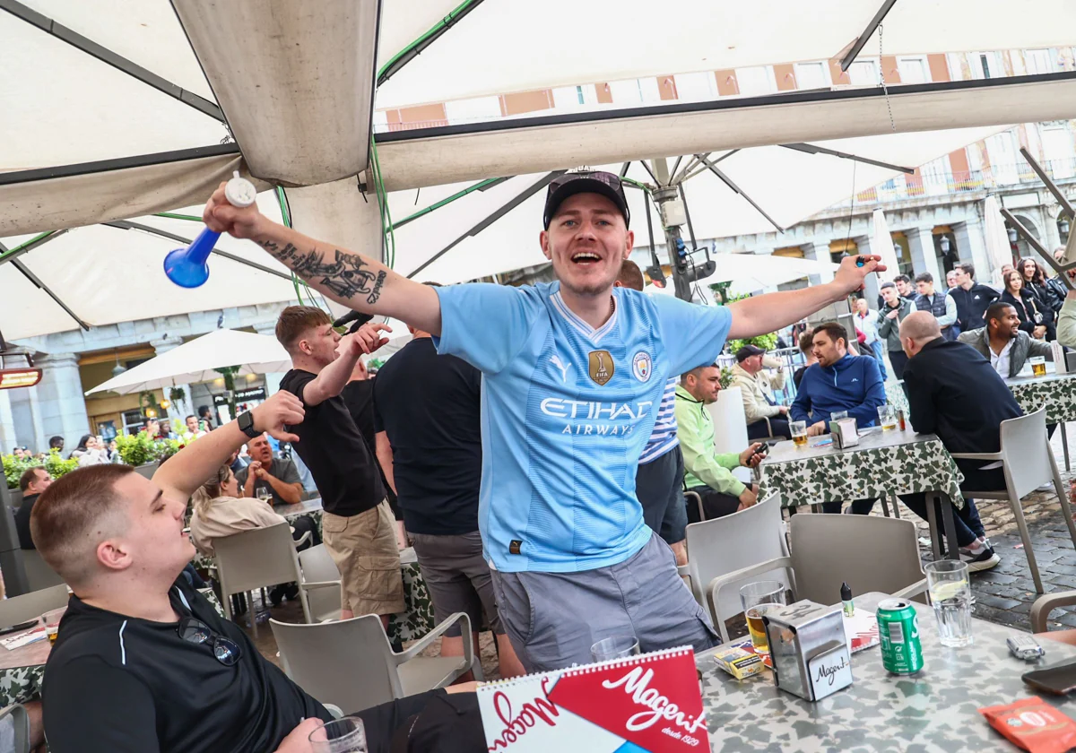 Aficionados del Manchester City, este lunes, en la Plaza Mayor