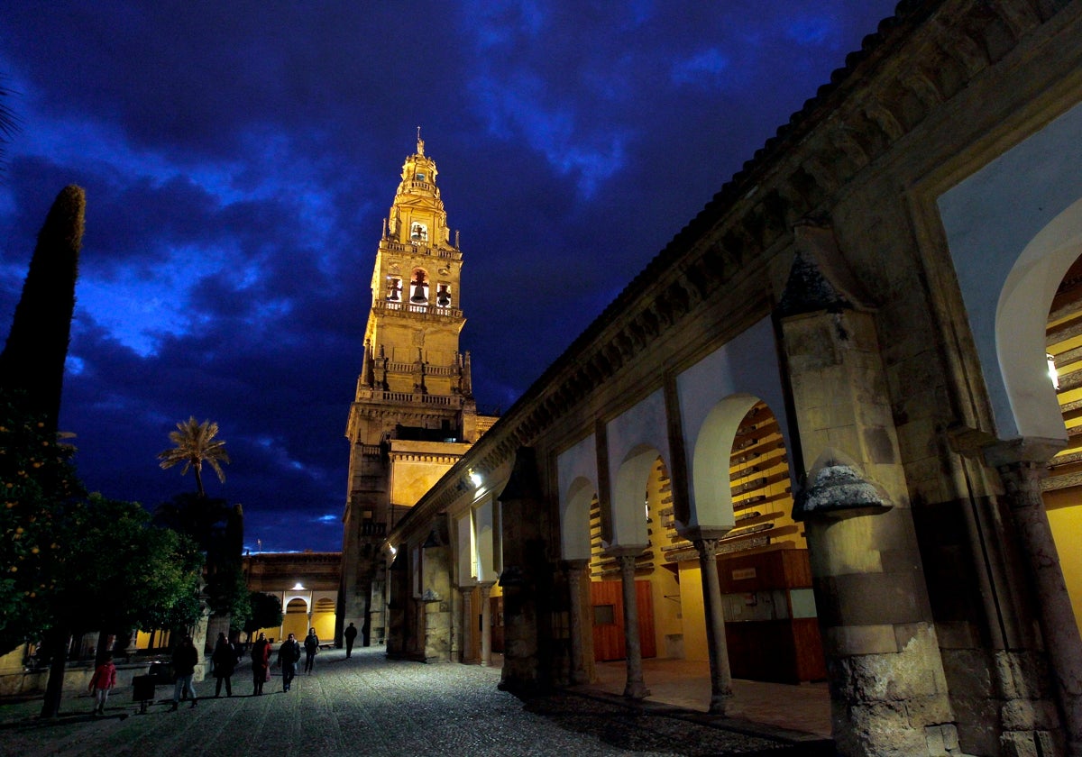 La torre de la Mezquita-Catedral por la noche