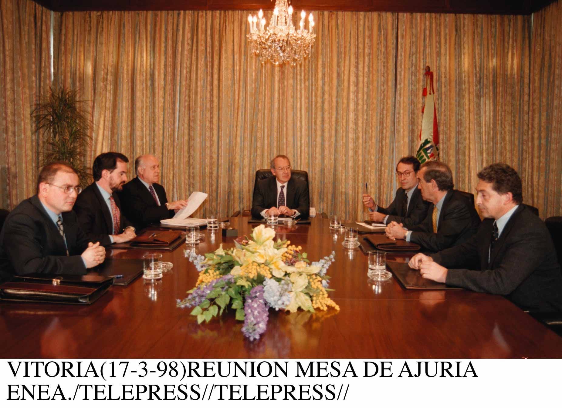 De izquierda a derecha: Javier Madrazo (IU), Carlos Iturgaiz (PP), Javier Arzallus y Jose Antonio Ardanza (PNV), Nicolás Redondo (PSOE), Carlos Garicoechea (EA) y Pablo Mosquera (UA)