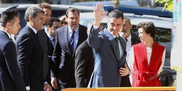 Abucheos y gritos de «traidor» a Pedro Sánchez a su llegada a Sevilla para  la primera piedra del metro