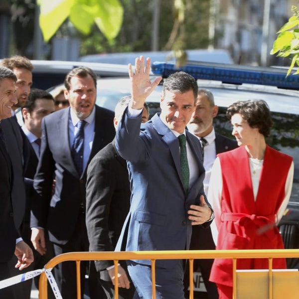 Abucheos y gritos de «traidor» a Pedro Sánchez a su llegada a Sevilla para la primera piedra del metro