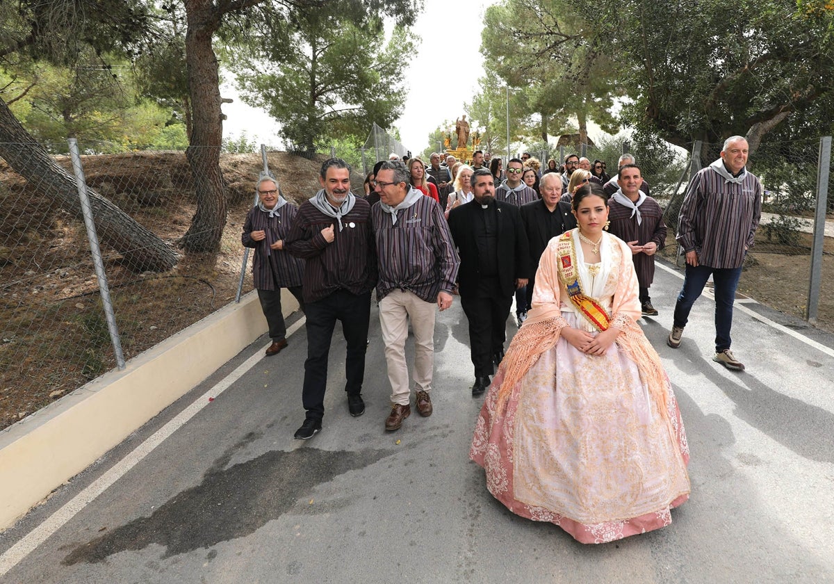 El presidente de la Diputación de Alicante, Toni Pérez, junto al alcalde de Alfaz del Pi, Vicente Arques, en la Romería de las fiestas de Sant Vicent Ferrer.