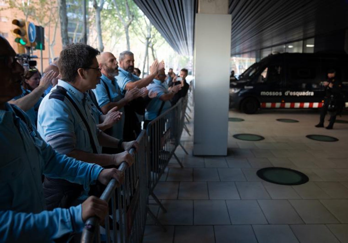 Protesta de funcionarios de prisiones, este martes, ante el Departamento de Justicia