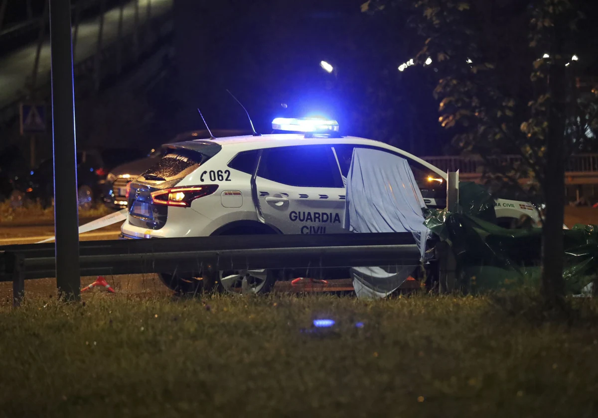 Coche de la Guardia Civil con unos plásticos que ocultan los restos del crímen