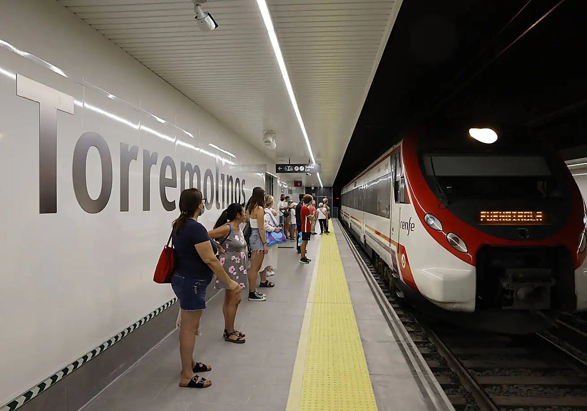 Pasajeros en la estación de Cercanías de Torremolinos