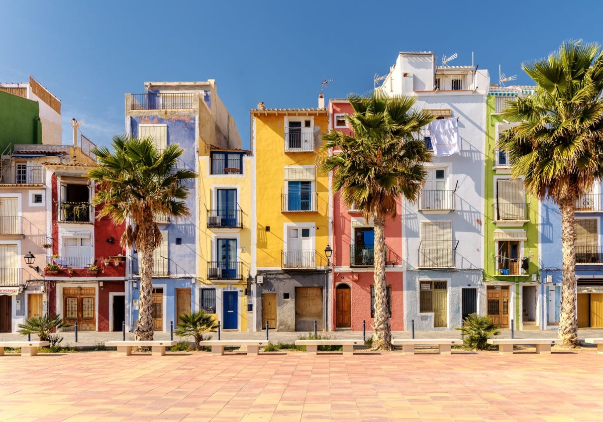 Las fachadas de colorido vivo en primera línea marítima de Villajoyosa.