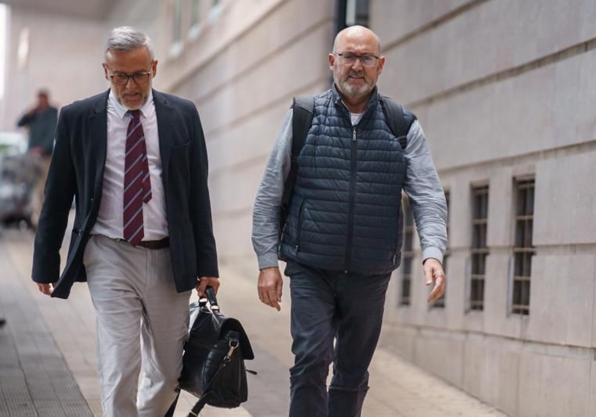 El exdiputado Juan Bernardo Fuentes Curbelo y su abogado