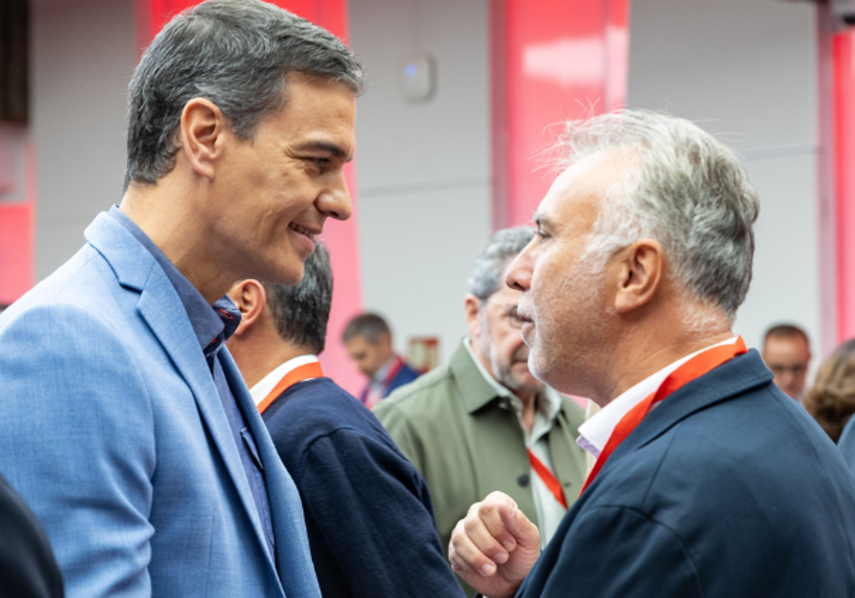 Pedro Sánchez y el expresidente canario Ángel Víctor Torres en una foto de un acto de campaña