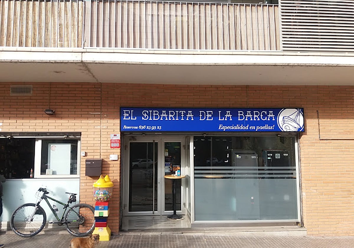 Exterior del bar de Sant Andreu (Barcelona), donde la mujer seccionó el pene a su jefe, en mayo de 2021