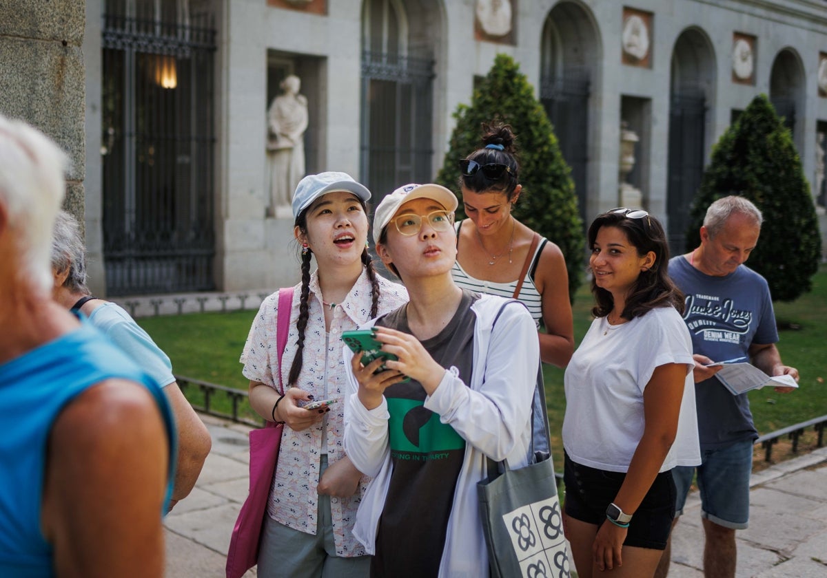 Una pareja de turistas chinas, en el paseo del Prado