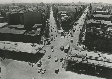 Imagen secundaria 1 - Arriba, el scalextric de Atocha. Abajo, izq, construcción del paso elevado de Cuatro Caminos. Dcha, el alcalde Arias Navarro, inaugurando este puente