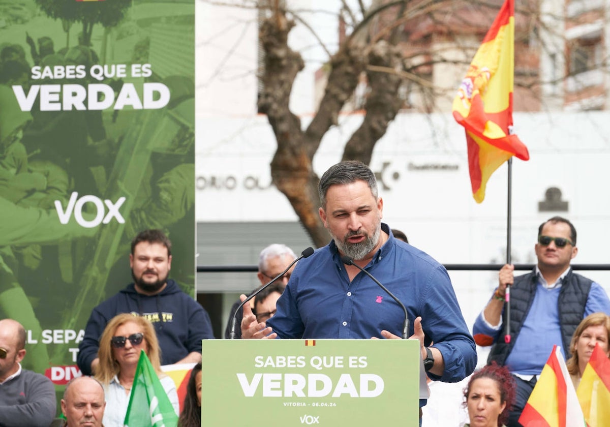 El líder de Vox, Santiago Abascal, en un acto electoral en Vitoria