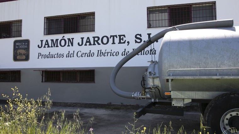Camión cisterna en un secadero de jamones y paletas de Villanueva de Córdoba