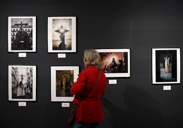 Una mujer admira las fotografías expuestas en la muestra en la Fundación Cajasol este año