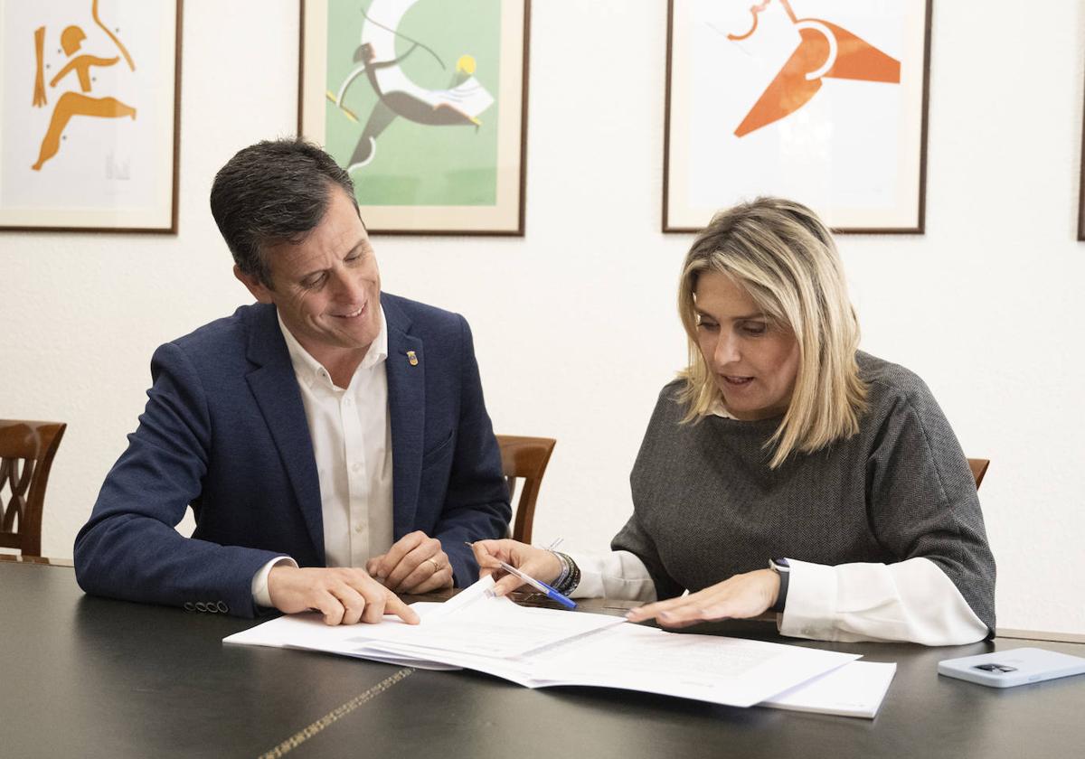 Imagen de la presidenta Marta Barrachina y el diputado de Cultura, Alejandro Clausell