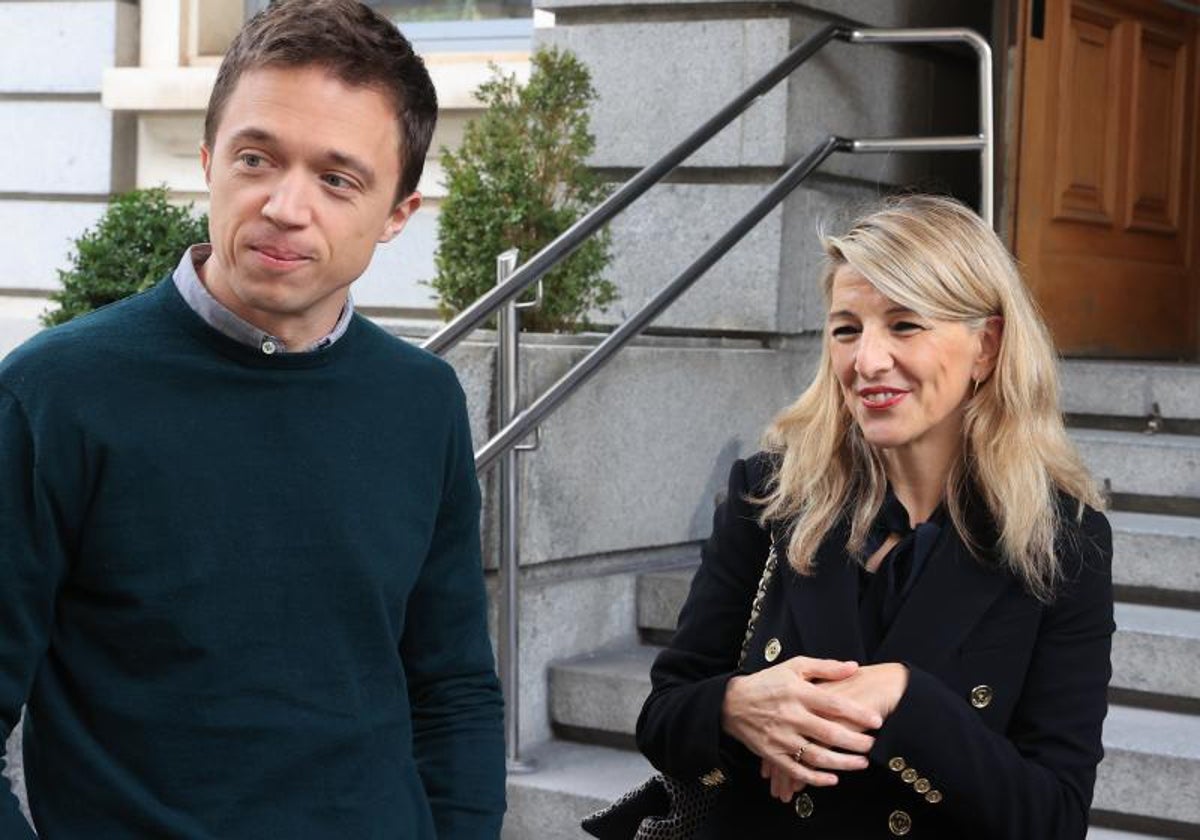 El portavoz parlamentario de Sumar, Íñigo Errejón, y la vicepresidenta segunda del Gobierno, Yolanda Díaz, en el patio del Congreso de los Diputados