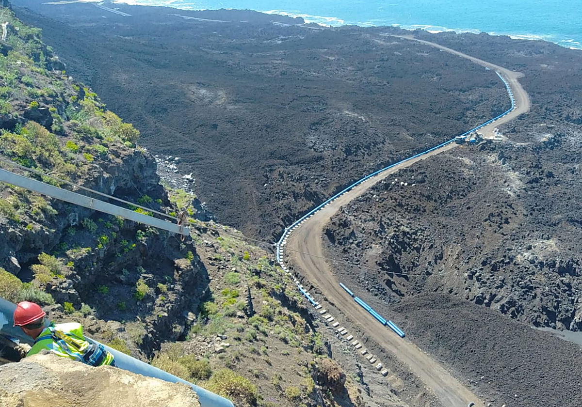 Tubería sobre la fajana del volcán Tajogaite