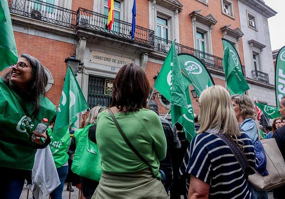 Funcionarios de Justicia protestan frente al Ministerio