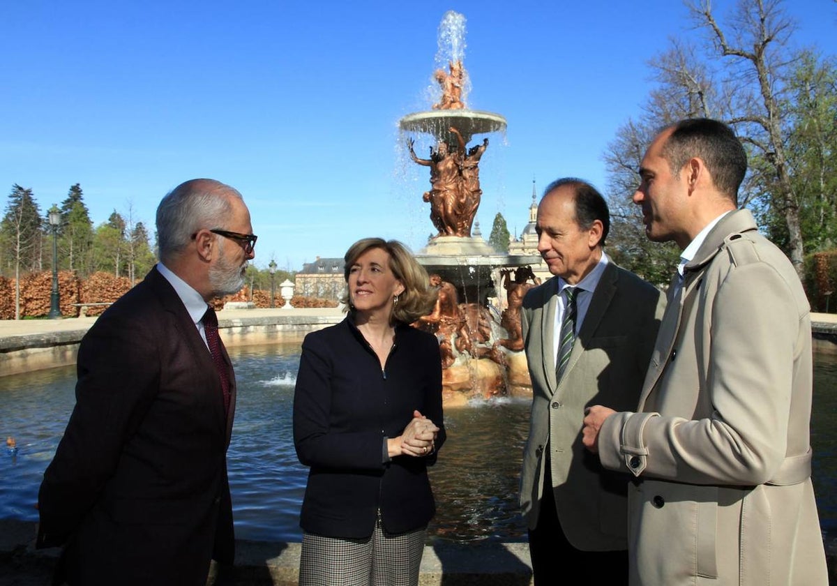 La presidenta de Patrimonio Nacional, Ana de la Cueva, el delegado del Real Sitio, Nilo Fernández, y el director de Inmuebles y Medio Natural, Luis Pérez de Prada, presentan el programa de actividades que Patrimonio Nacional organiza para conmemorar el tricentenario del Palacio Real de La Granja