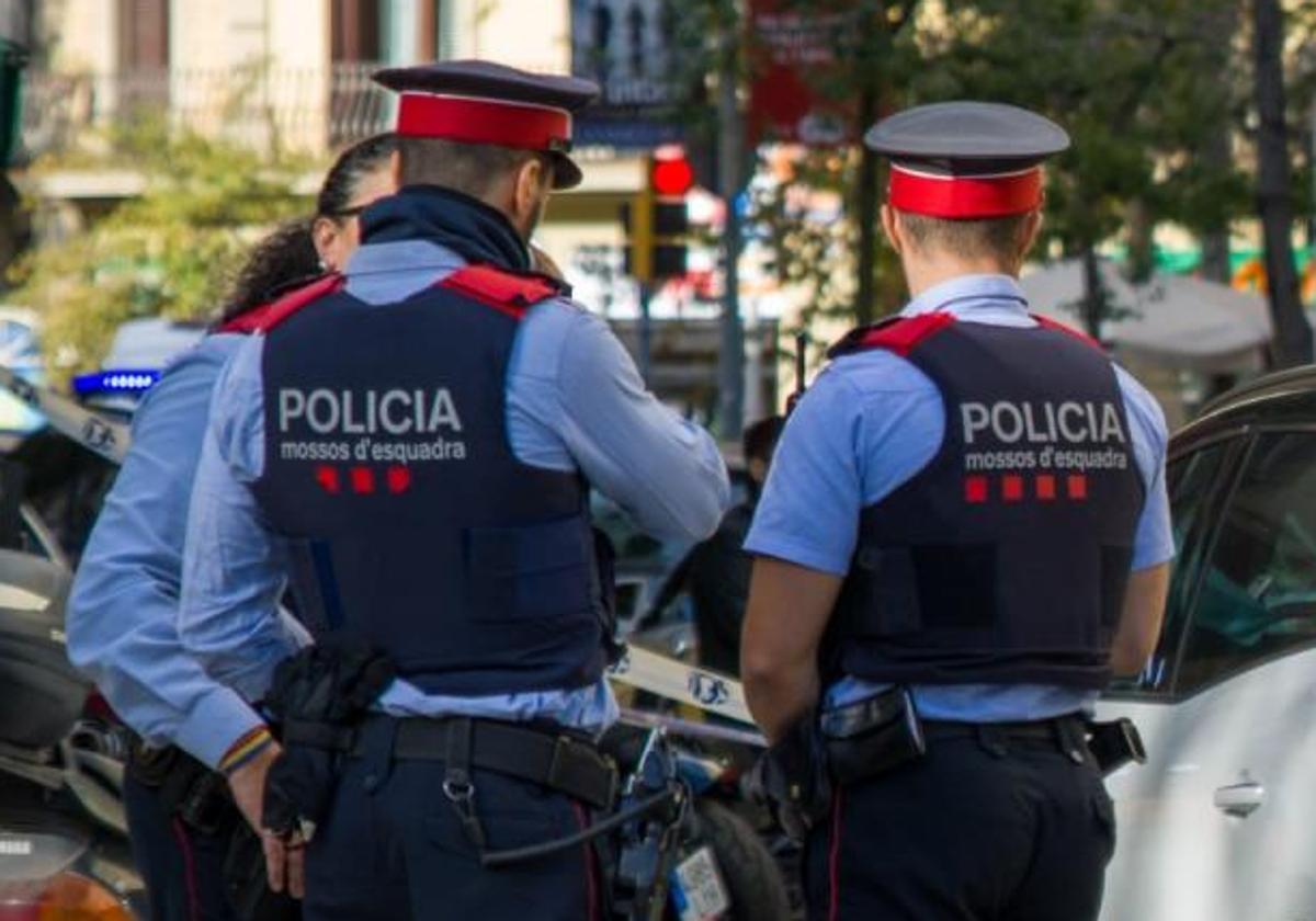 Hallan muertos de forma violenta a una madre y sus dos hijos menores en El Prat de Llobregat: el padre se ha suicidado