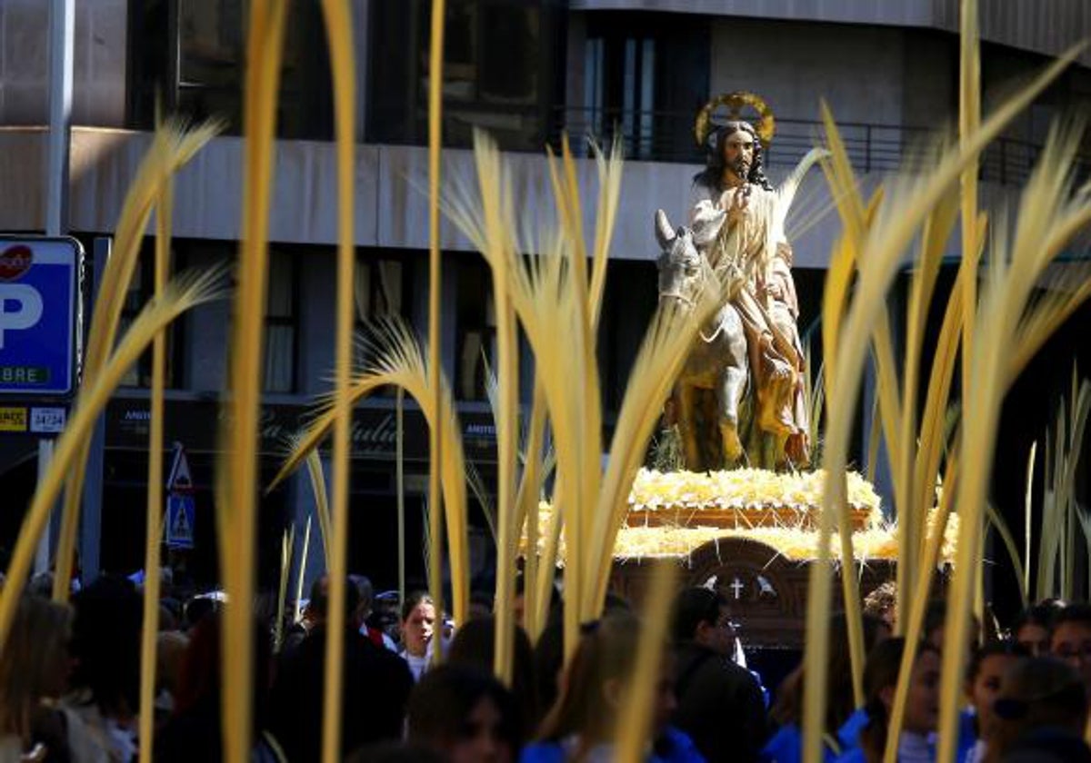 Polémica al acusar a un concejal de Elche de tener sexo debajo de un trono  de Semana Santa