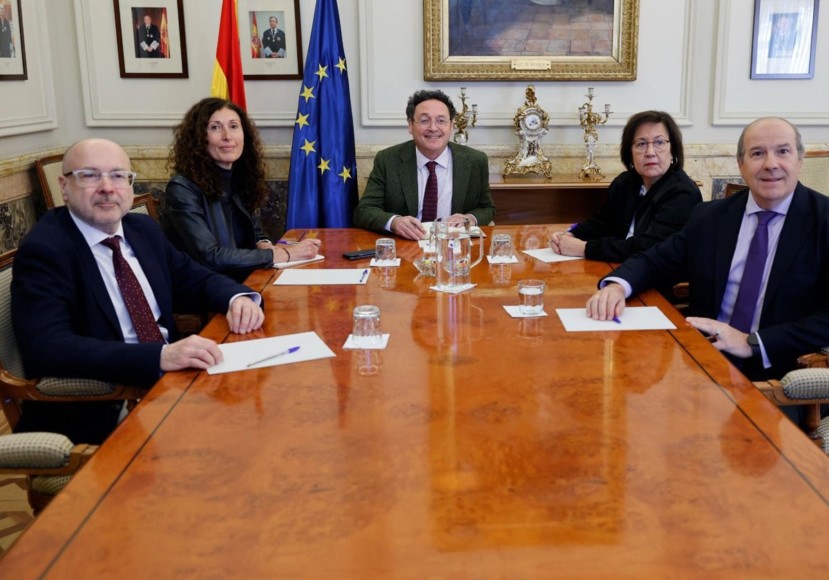 El fiscal general, con los representantes de las asociaciones fiscales y la jefa de la Secretaría Técnica