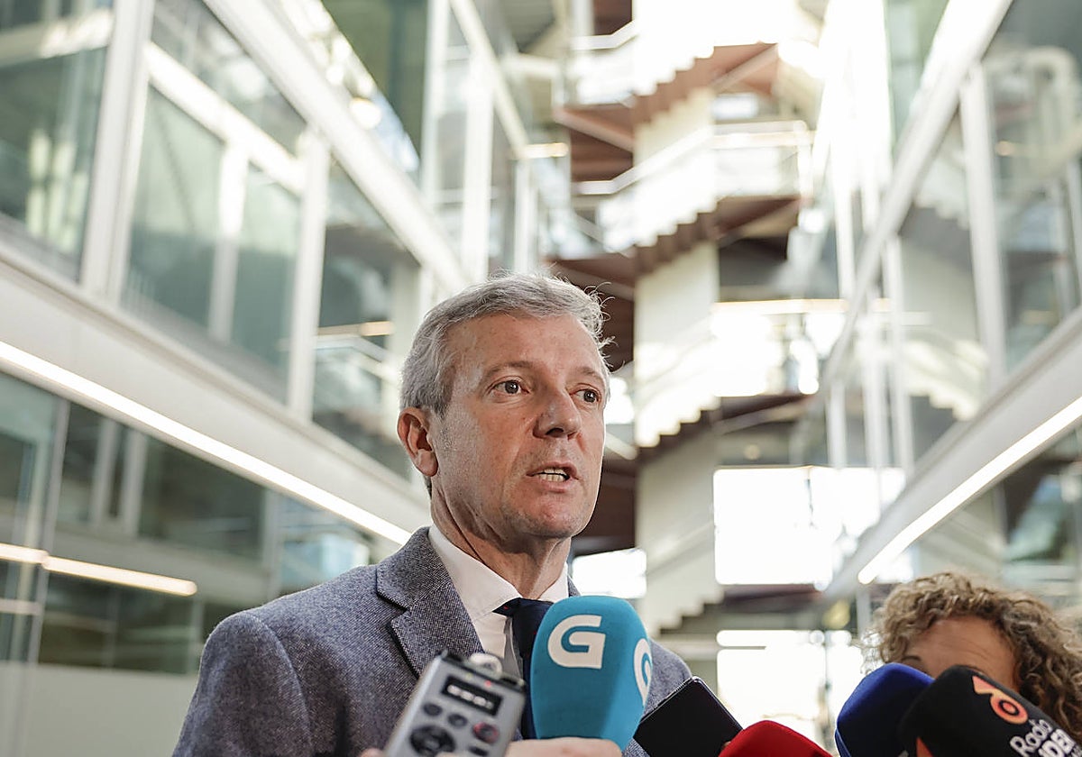 Alfonso Rueda este miércoles atendiendo a los medios