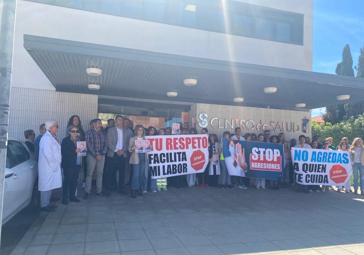 Concentración de protesta a la puerta del centro de salud de Seseña