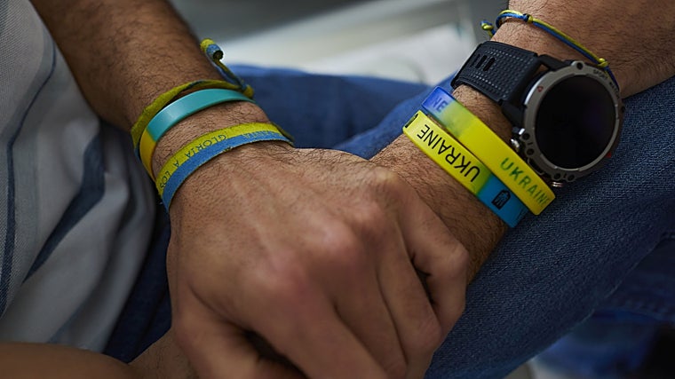 Las pulseras que luce Jesús Díaz, de 40 años, desde que estalló la guerra en Ucrania