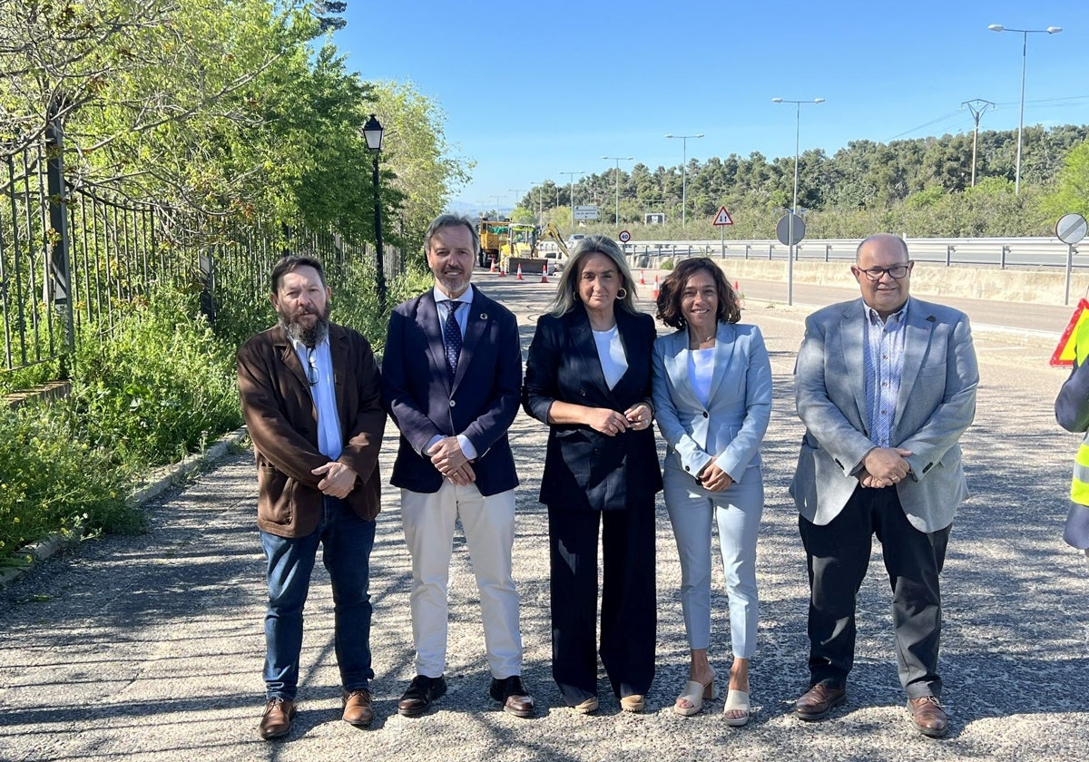 Tolón durante una visita a las obras acompañada por los alcaldes de Cabañas, Yuncler y Numancia y la alcaldesa de Olías del Rey