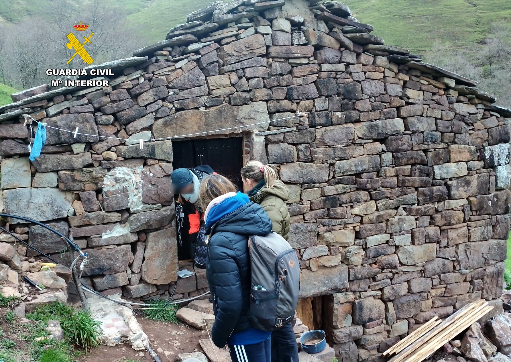 Imagen de la cabaña donde fueron localizados la madre y su hijo