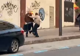 Un hombre agrede al presidente del Consejo Comarcal del Bierzo en la puerta de la sede del PSOE en Ponferrada