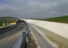 El Gobierno aprueba la emergencia de las obras para la limpieza del canal Genil-Cabra por 999.000 euros