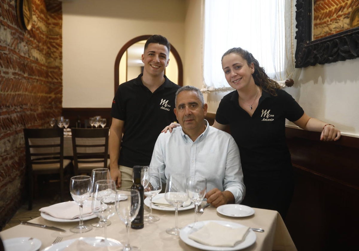Antonio Díaz, junto a sus hijos Antonio y Sofía, en el interior de Casa Antonio