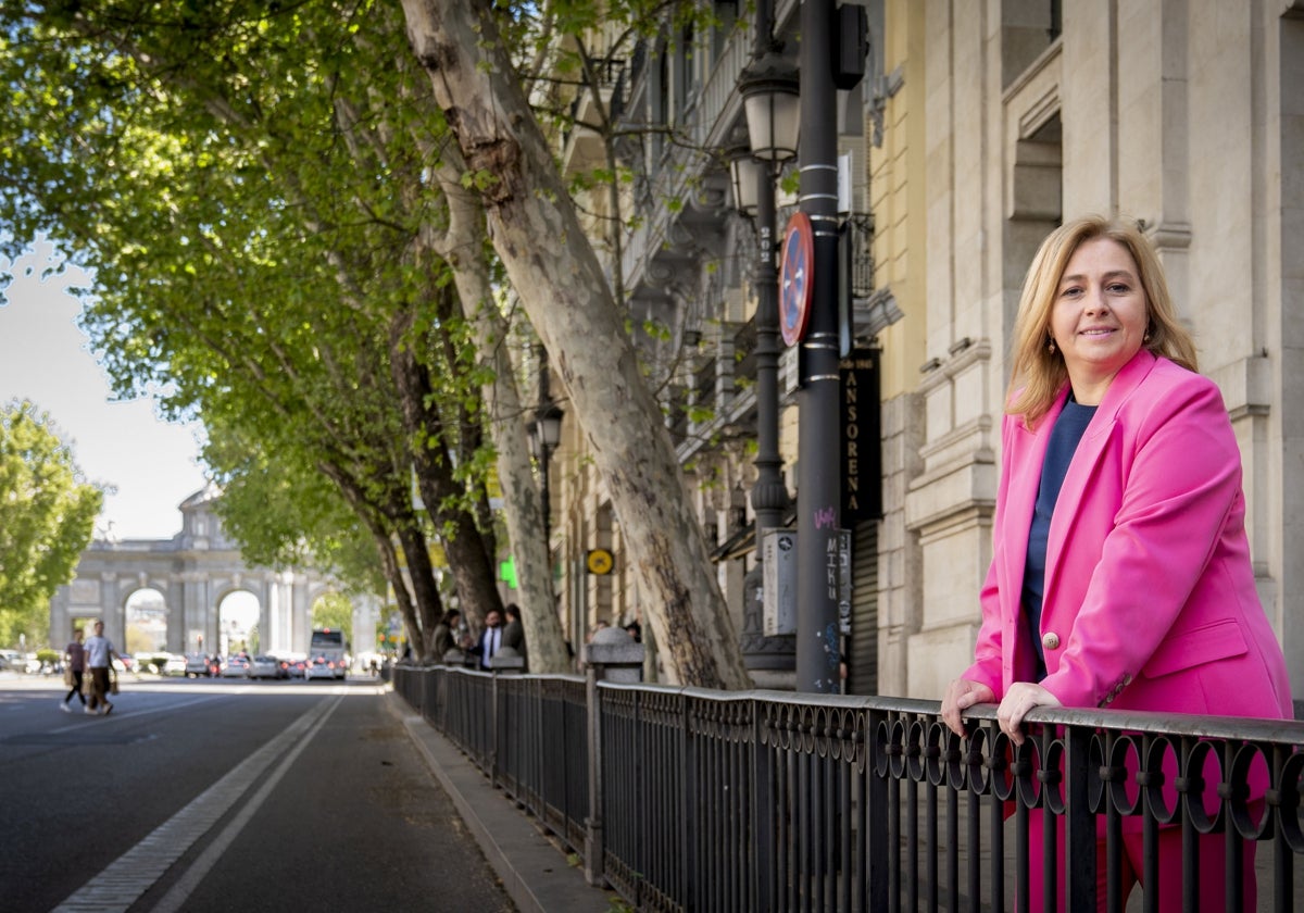 La alcaldesa en funciones, Inma Sanz, posa en la calle de Alcalá, junto a la sede del Ayuntamiento de Madrid