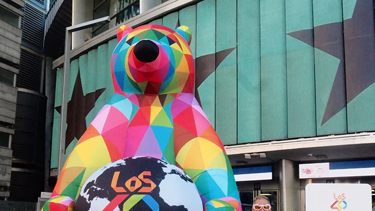 Un oso gigante de 5 metros corona la plaza de Felipe II, enfrente del WiZink Center, desde este martes