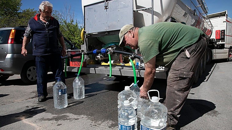 Vecinos de Villanueva de Córdoba recogen agua en sus garrafas esta semana