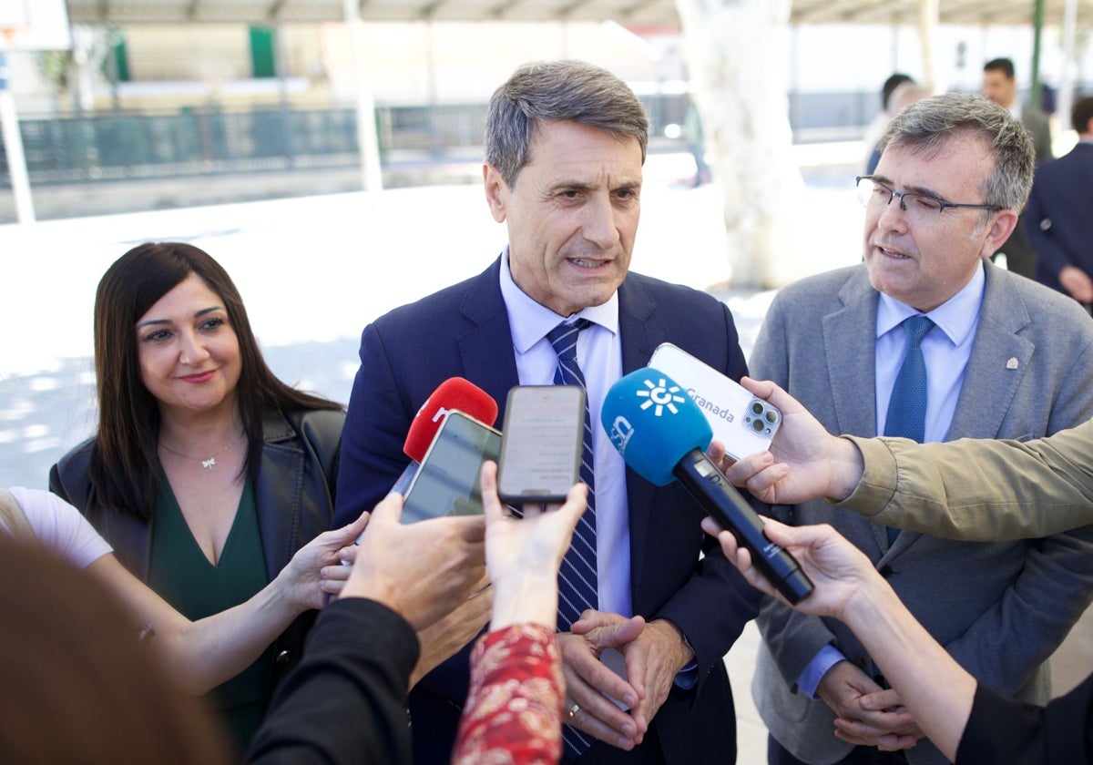 El delegado del Gobierno en Andalucía, Pedro Fernández, este viernes 12 de abril en Granada