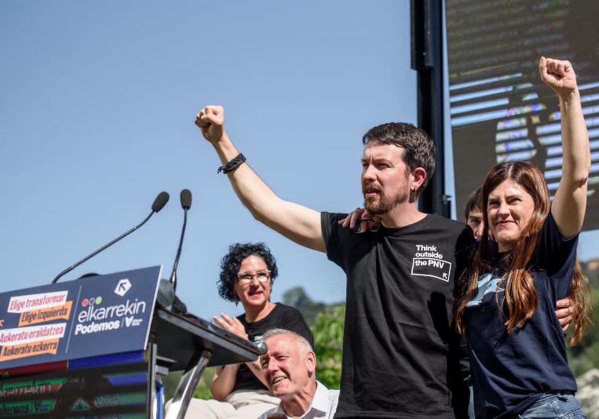 El exvicepresidente del Gobierno Pablo Iglesias con una camiseta que pide pensar en echar al PNV del poder y la candidata de Podemos al País Vasco, Miren Gorrotxategi, en un acto electoral en Bilbao