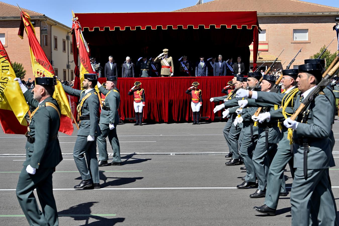 Un momento del acto de jura de bandera de la 129 promoción de la Academia de la Guardia Civil de Baeza 