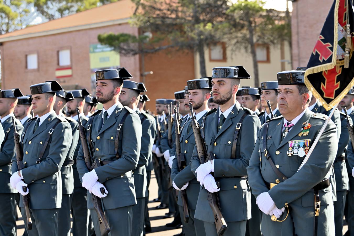Un momento del acto de jura de bandera de la 129 promoción de la Academia de la Guardia Civil de Baeza 