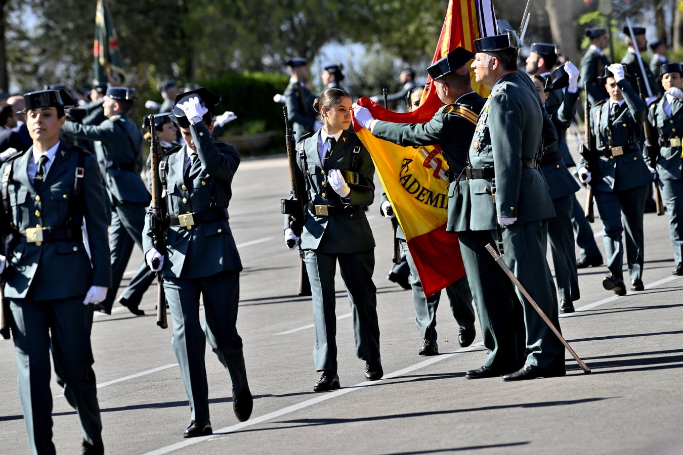 Un momento del acto de jura de bandera de la 129 promoción de la Academia de la Guardia Civil de Baeza 
