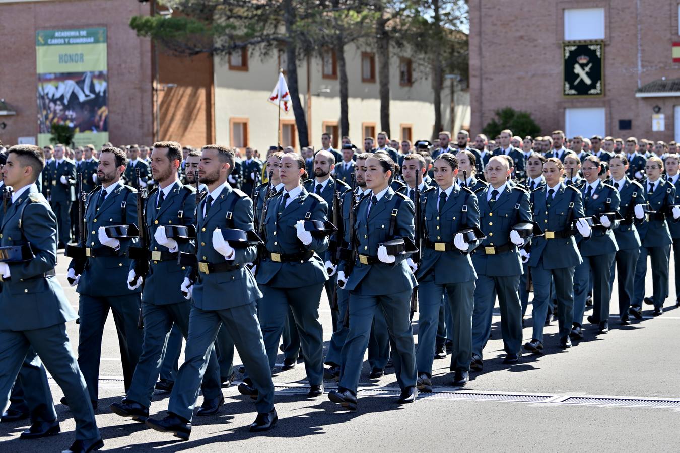 Un momento del acto de jura de bandera de la 129 promoción de la Academia de la Guardia Civil de Baeza 