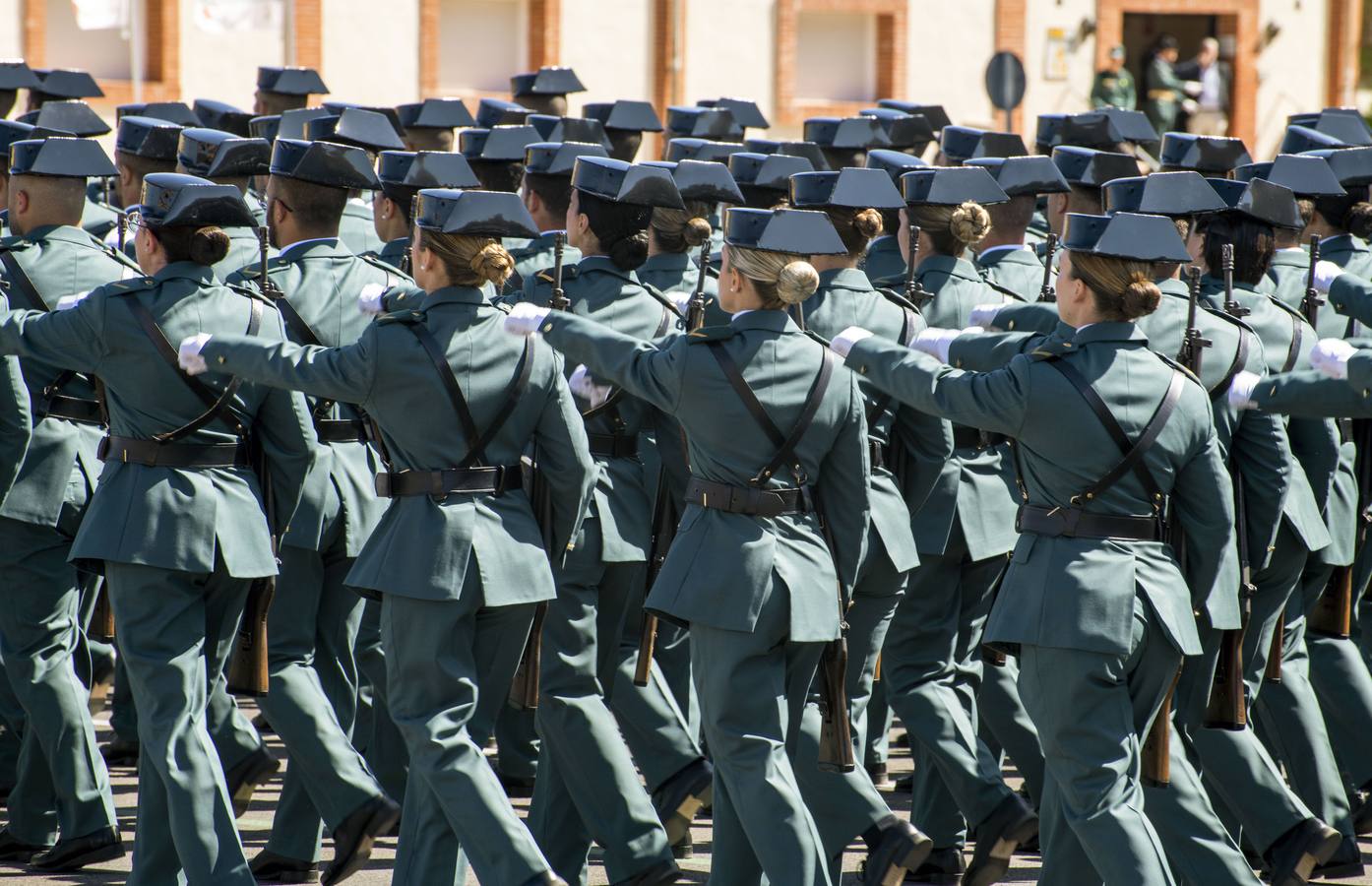 Un momento del acto de jura de bandera de la 129 promoción de la Academia de la Guardia Civil de Baeza 