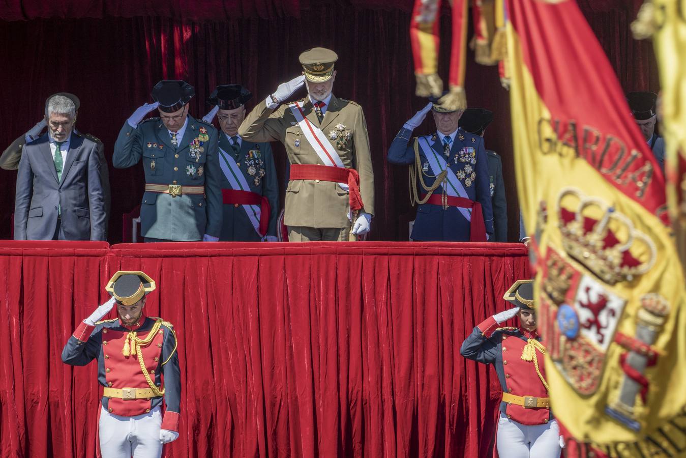 Un momento del acto de jura de bandera de la 129 promoción de la Academia de la Guardia Civil de Baeza 