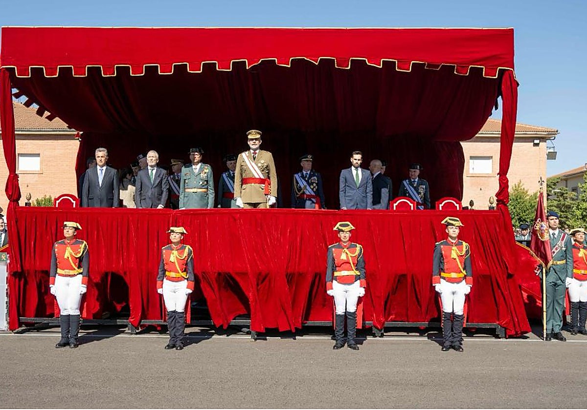 El acto de jura de bandera se ha realizado de forma conjunta por la 129ª promoción de guardias de la Academia de Baeza y la 170ª del Colegio de Guardias Jóvenes de Valdemoro (Madrid)