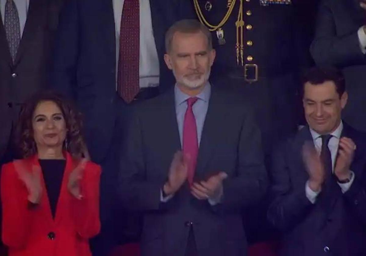 La vicepresidenta primera del Gobierno, junto al Rey y a Juanma Moreno, en la final de la Copa